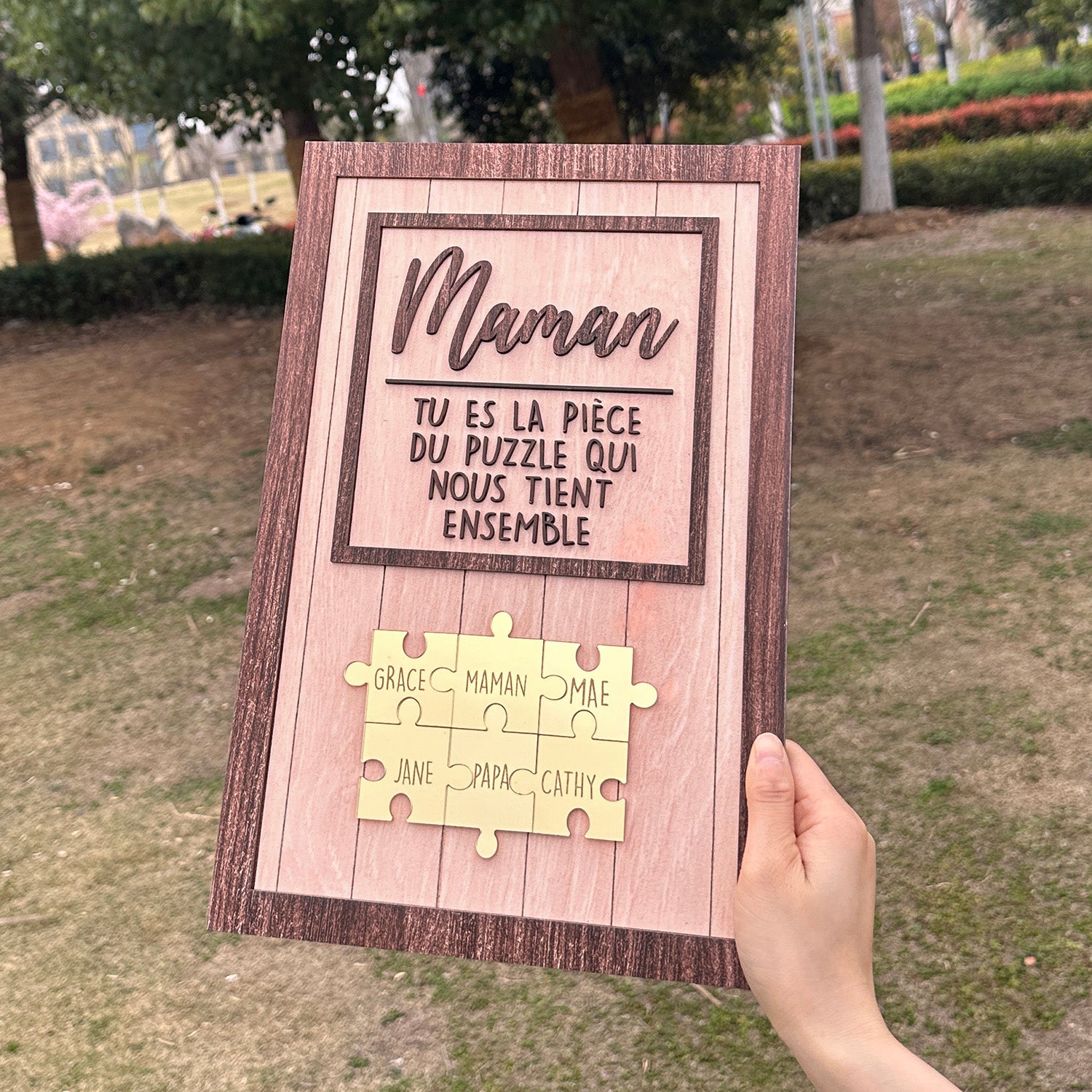 Brauner Holzsockel mit Holzpuzzle, Du bist das Stück, das uns zusammenhält, Muttertagsgeschenke